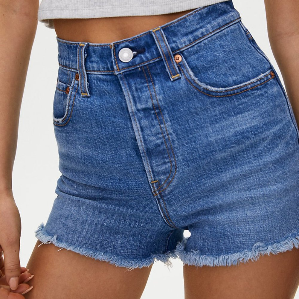 Levi’s Ribcage Shorts Size 27 - Medium Wash